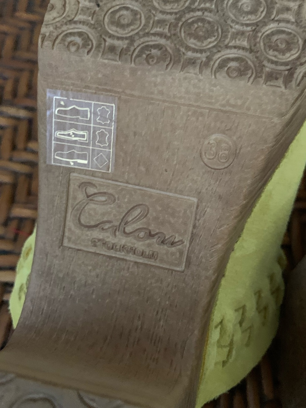 CALOU Stockholm Suede Clog Yellow
Suede Open-Toe Platform Clogs - Picture 11 of 12